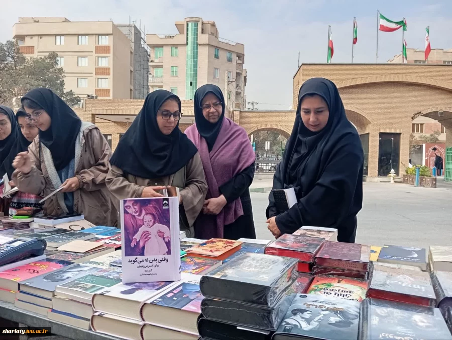 بازدید معاون محترم پژوهش از نمایشگاه کتاب دانشکده  3