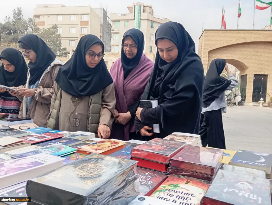 بازدید معاون محترم پژوهش از نمایشگاه کتاب دانشکده  4