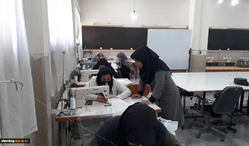 امکانات آموزشی در گروه طراحی و چاپ پارچه

کارگاههای چاپ:

* کارگاه چاپ سنتی (جهت طراحی و تولید روسری و پارچه به روش باتیک و قلمکار)

* کارگاه چاپ سیلک(جهت طراحی و تولید پارچه تکه ای و متری به روش چاپ سیلک چند رنگ وتک رنگ)

کارگاههای دوحت:

* 5 ک