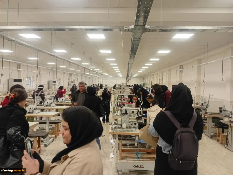 دانش آموزان یکی از هنرستان های منطقه چهارده تهران، میهمان دانشکده در طرح " درهای باز" بودند 3