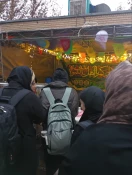 برپایی موکب به مناسبت سالروز ولادت باسعادت حضرت صدیقه طاهره، فاطمه زهرا (سلام‌الله‌علیها) مقابل در دانشکده  10