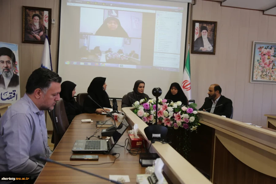 ارائه مطالبات کارکنان توسط خانم ضحاکی نماینده دانشکده شریعتی  7