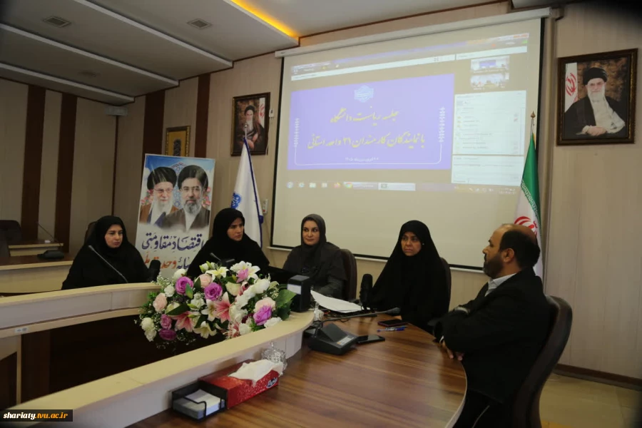 ارائه مطالبات کارکنان توسط خانم ضحاکی نماینده دانشکده شریعتی  8