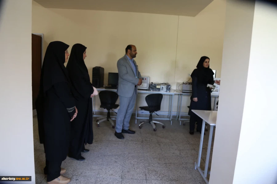 بازدید رئیس دانشکده به‌همراه معاون پژوهش و فناوری و معاون اداری، مالی و مدیریت منابع از روند فعال‌سازی عملیاتی آزمایشگاه نوین انرژی‌های تجدیدپذیر خورشیدی در دانشکده 6