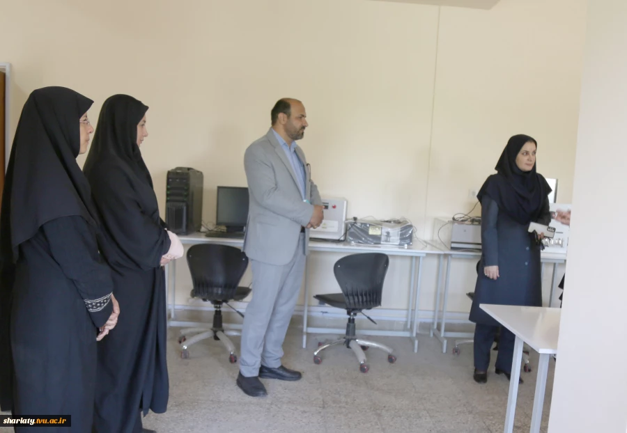 بازدید رئیس دانشکده به‌همراه معاون پژوهش و فناوری و معاون اداری، مالی و مدیریت منابع از روند فعال‌سازی عملیاتی آزمایشگاه نوین انرژی‌های تجدیدپذیر خورشیدی در دانشکده 5