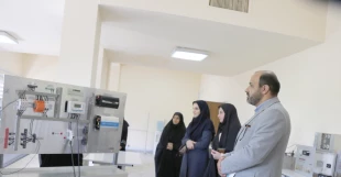 بازدید رئیس دانشکده به‌همراه معاون پژوهش و فناوری و معاون اداری، مالی و مدیریت منابع از روند فعال‌سازی عملیاتی آزمایشگاه نوین انرژی‌های تجدیدپذیر خورشیدی در دانشکده 6