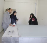 بازدید رئیس دانشکده به‌همراه معاون پژوهش و فناوری و معاون اداری، مالی و مدیریت منابع از روند فعال‌سازی عملیاتی آزمایشگاه نوین انرژی‌های تجدیدپذیر خورشیدی در دانشکده 8