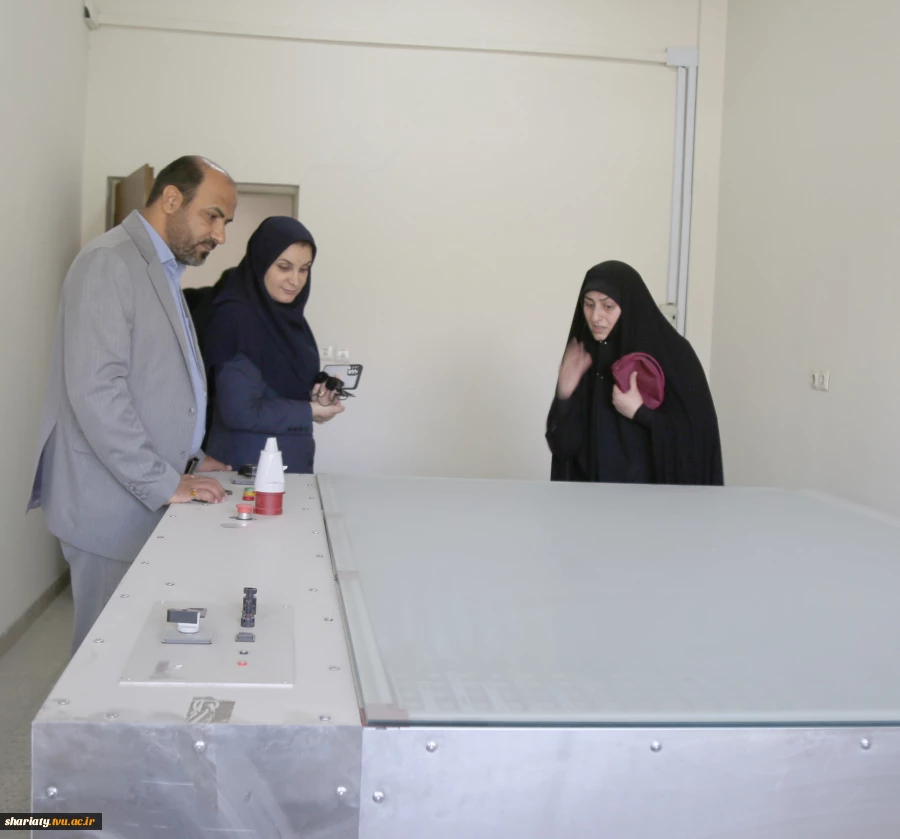 بازدید رئیس دانشکده به‌همراه معاون پژوهش و فناوری و معاون اداری، مالی و مدیریت منابع از روند فعال‌سازی عملیاتی آزمایشگاه نوین انرژی‌های تجدیدپذیر خورشیدی در دانشکده 8